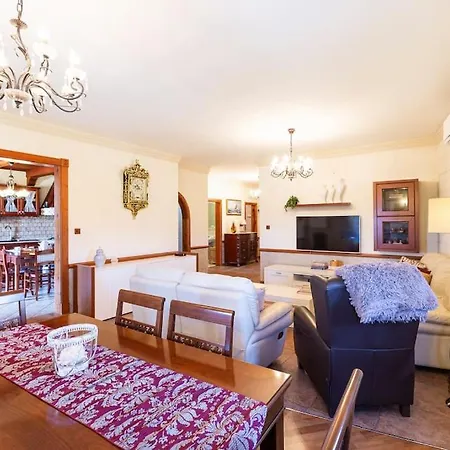 Zer- Spacious House With Terrace And Views * مرسلوك