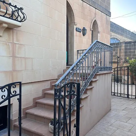 Zer- Spacious House With Terrace And Views